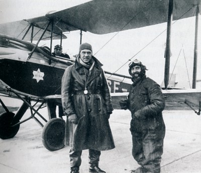 Den Bilden Otto Bebbe Ohm vid flygplan Kockums gamla Malmö
