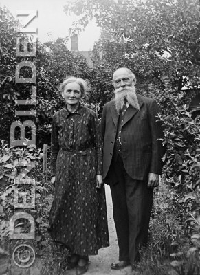 kulladal Målarmästaren Olof Nilsson, född 1865, och hans hustru i en trädgård, troligen vid deras hus på Ludvigsgatan 5 i Kulladal i Malmö.foto einar erice 1935